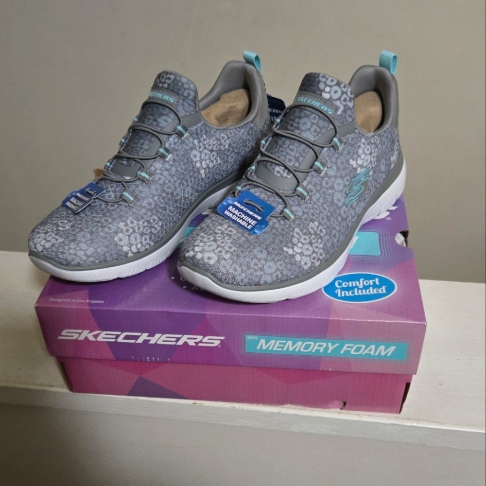 NEW Skechers Summits Party Mix Slip On Memory Foam Sneakers Size 7